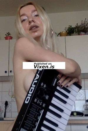 Viki, Independent in Prague