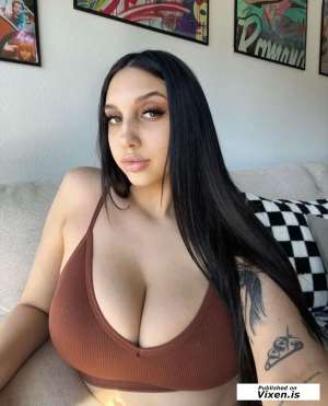 Escort model bettielewis, Honolulu in Honolulu HI